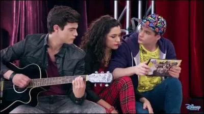 Comment s'appelle le meilleure amie de León dans la saison 1 ?