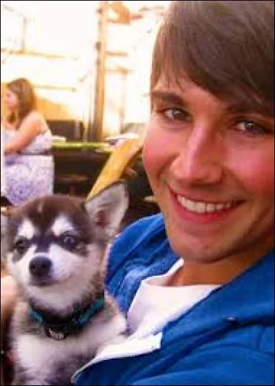 Avec qui est James ?