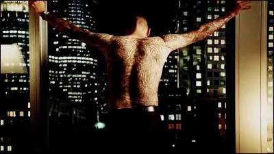 Combien de temps prenait la réalisation du tatouage fictif de Michaël?