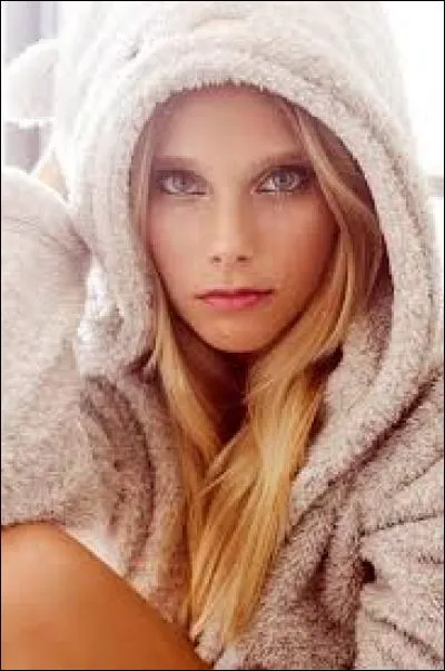 Comment s'appelle cette fille ?