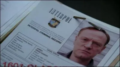 Dans quel lieu, David Robert Jones arrive-t-il à ouvrir une brèche vers l'autre univers ?