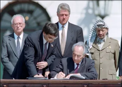 Quelles dispositions prévoyaient les accords de "Camp David II" signés entre Yasser Arafat, chef du Mouvement palestinien et le gouvernement d'Israël le 13 septembre 1993 ? (trois réponses attendues)