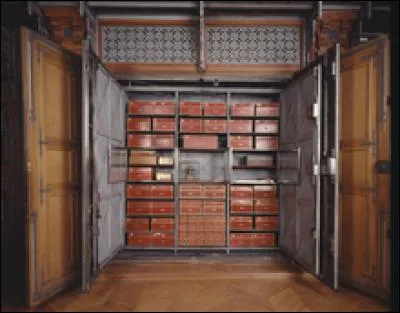 Qui a ordonné la construction de cette armoire de fer-ci ?