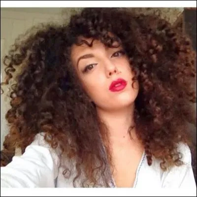 Combien Shera a-t-elle environ d'abonnés ?