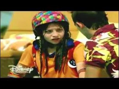 Qui court au secours de Luna quand Ámbar la pousse dans la piscine ?