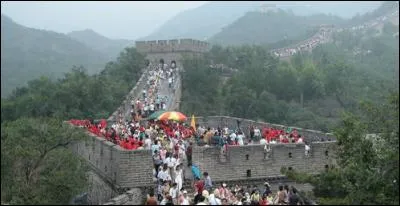 Combien de kilomètres de long totalise la grande muraille de Chine ?