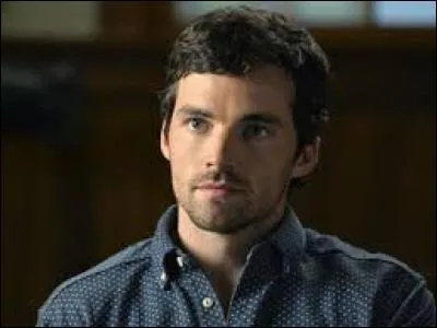 Avec laquelle de ces élèves Ezra Fitz sort-il ?