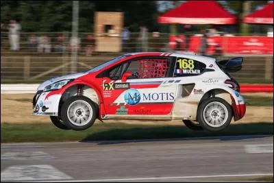 Quel pilote français a été invité au rallycross de Lohéac en 2015 au volant d'une Peugeot 208 Wrx ?