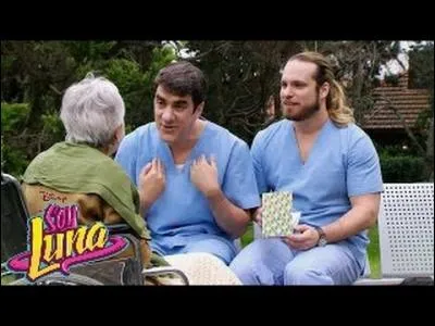 De qui Carlos est-il fou amoureux ?