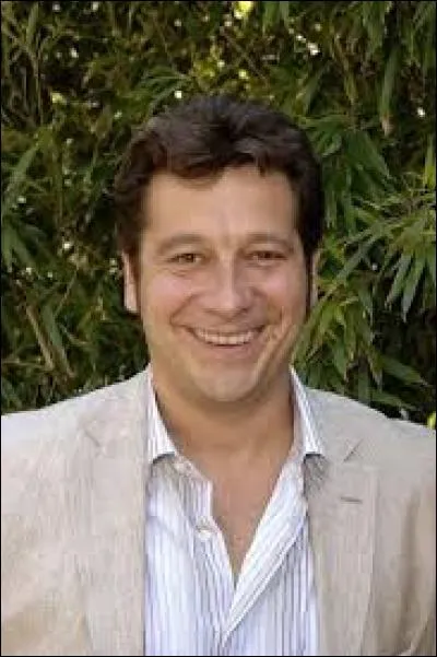 C'est un humoriste et imitateur, il forma un duo comique avec Virginie Lemoine de 1992 à 1997, il s'agit de...