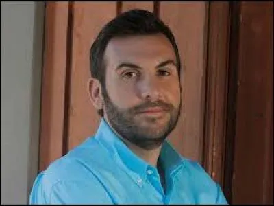 C'est un acteur connu pour interpréter le rôle de Tom Delormes dans la série télévisée "Camping Paradis" sur TF1 depuis 2006, il s'agit de....