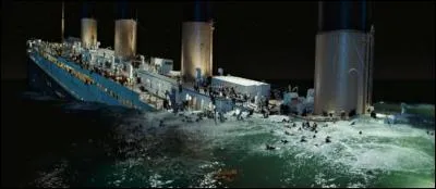 Quand tous les canots de sauvetage ont été affalés, combien y avait-il environ de personnes encore à bord du navire ?