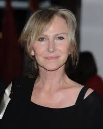 C'est une journaliste et Grand Reporter pour la télévision, elle développe aussi des projets humanitaires, il s'agit de...