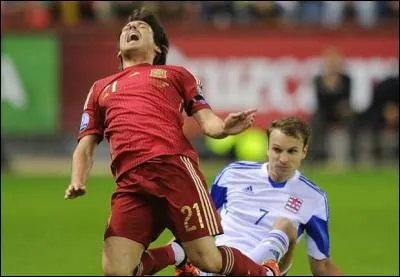 Qui est le défenseur droit qui n'a pas été sélectionné à cause d'une blessure ?