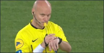 Quand un joueur a fait une faute, l'arbitre va...