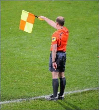 Quand un joueur envoie le ballon en dehors du terrain, ça s'appelle :