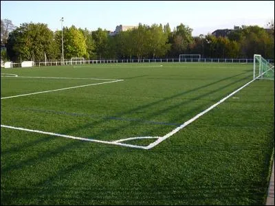 Les matchs ont lieu sur ... de foot.