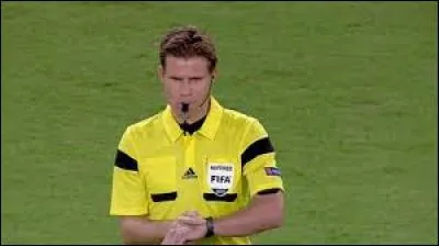 La personne qui contrôle que les joueurs respectent les règles, s'appelle un...