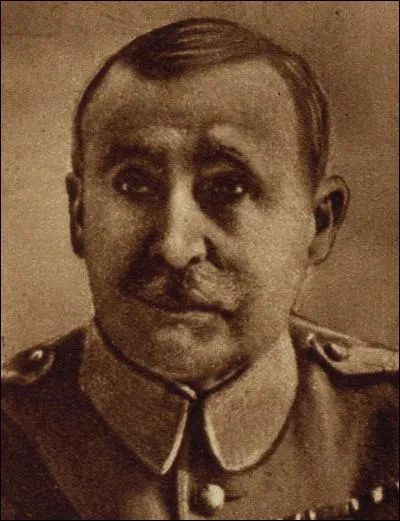 Qui remplaça le généralissime français en 1916 comme commandant en chef de l'armée française ?