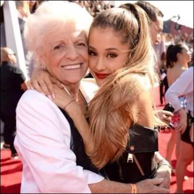 Quel est le nom de sa grand-mère adorée "Marjorie Grande" ?