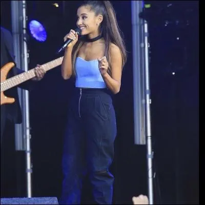 Pour quel show, la jeune chanteuse était habillée comme cela ? (voir photo)