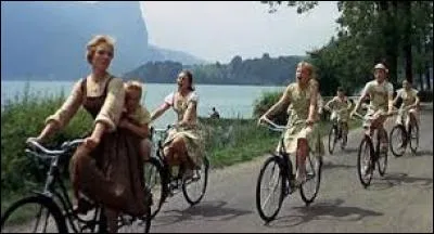 Que voilà une grande troupe à vélo. Sachant que le leader du groupe est une nonne devenue nounou, il s'agit du film ?