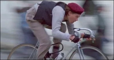Le film est Quicksilver (A toute vitesse) et celui qui dévale les rues à vélo et à grande vitesse est Kevin Bacon. Ce qui fait la particularité de la scène est que ?