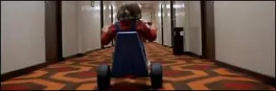 Si si, c'est un vélo, un des premiers qu'on utilise étant enfant ! Et qui a vu le film n'oublie pas de sitôt le bruit des roues sur la moquette de l'hôtel... Quel est le film ?