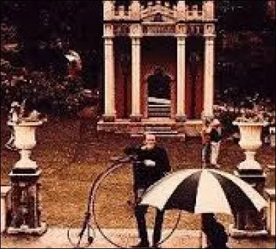 Quel nom porte la bicyclette près de laquelle pose le Numéro Six, personnage enfermé dehors dans un monde sans queue ni tête ?