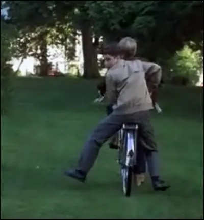 Cette photo est tirée du téléfilm ça (en VO It) d'après Stephen King. Ce vélo a un rôle important dans le film et porte un nom, lequel ?