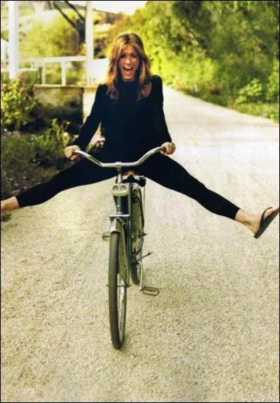 Le joie de faire du vélo pour Jennifer Aniston ! A propos de ce type de conduite, existe-t-il des vélos sans pédales ?