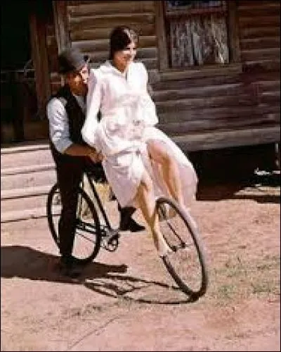 De quel film célèbre est tirée cette photo où l'on voit Paul Newman faire le joli coeur à vélo ?