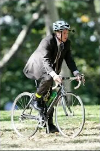 Dans ce film, Brad Pitt joue (avec talent) un parfait idiot, fan de sport et de vélo. Quel est le titre du film ?