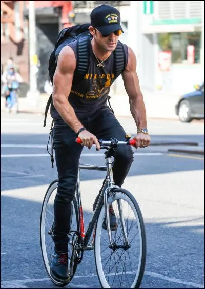 Reconnaissez-vous ce fan de vélo, qui est scénariste et acteur dans la vie ?