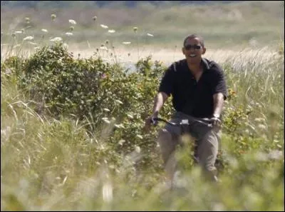 Les Présidents aussi font du vélo, on en a connu quelques-uns ici, mais voici celui des USA actuel (2016), Mr Obama. A vélo ou pas, Mr Obama a fait combien de mandats ?