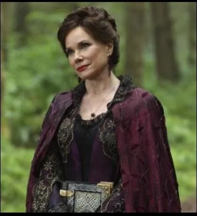 Dans la saison 2, Cora s'associe à...