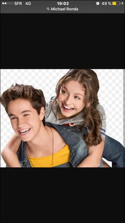 Qui est le garçon avec elle ?