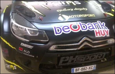 Quel est le modèle de cette voiture de rallye ?