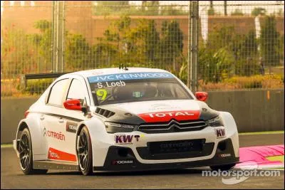 C'est une Citroen WTCC. Mais quel modèle ?