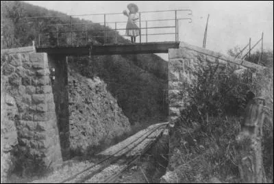 Comment était alimenté en électricité les automotrices du chemin de fer du Salève