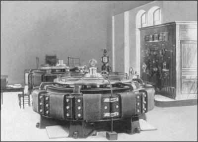 Quelle était la tension électrique alimentant les automotrices du chemin de fer du Salève ?