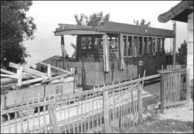 Quelle était la couleur des caisses des automotrices du chemin de fer du Salève lors de sa suppression en 1935 ?