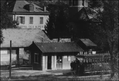 En quelle année a été filmée l'arrivée d'un train à Monnetier-Eglise ?
