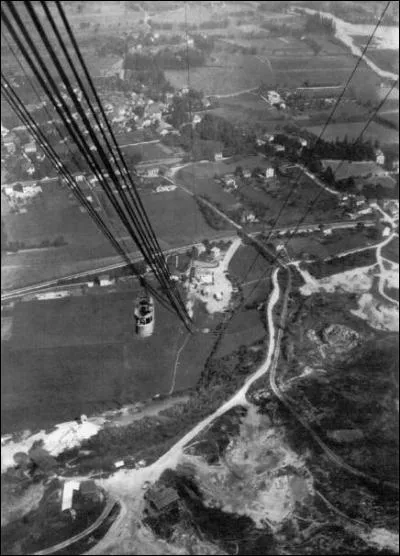 Quel moyen de transport a remplacé le chemin de fer du Salève en 1932 ?