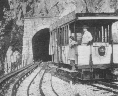 Combien de tunnels ont été percés pour les 9 km du chemin de fer du Salève ?