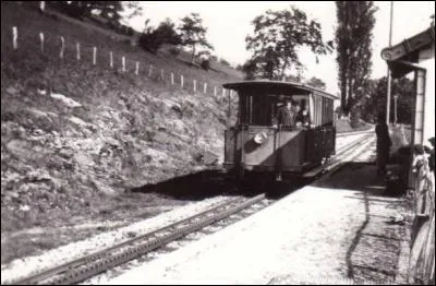 Combien de gares et haltes sur le chemin de fer du Salève ?