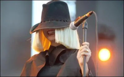 Elle a chanté "Alive", "Cheap Thrills" et se cache souvent le visage. Qui est cette chanteuse australienne?