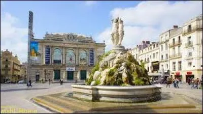Dans quelle ville de l'Hérault peut-on admirer la fontaine des Trois Grâces sur la Place de la Comédie ?