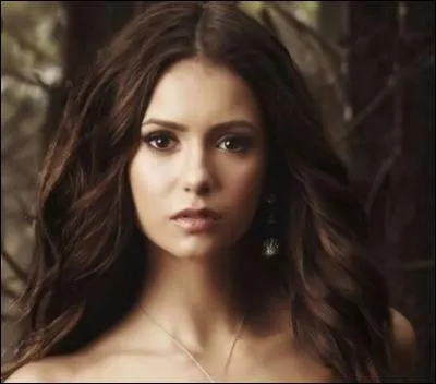Dans quelle saison Elena devient-elle un vampire ?