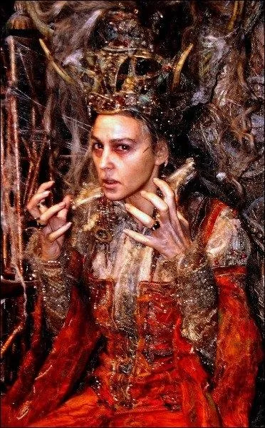 Monica Bellucci est la Reine sorcire du Miroir, dans ce film fantastique de Terry Gilliam avec Matt Damon et Heath Ledger...